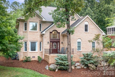 /international/us/7048-mariners-court-tega-cay-sc-110109552055/