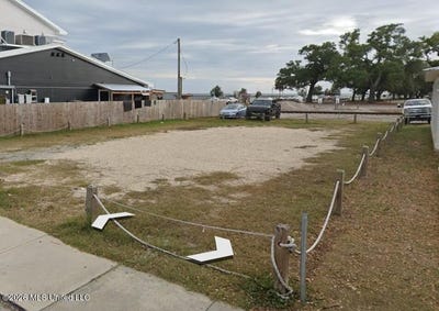 /international/us/104-court-street-bay-saint-louis-ms-110106218193/
