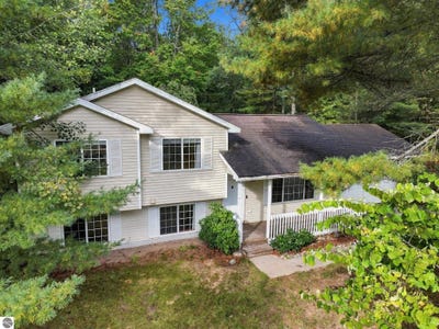 /international/us/1743-green-oak-drive-interlochen-mi-110120118452/