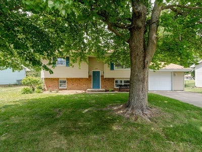 /international/us/124-hilton-drive-lexington-il-110108540691/