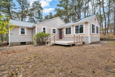 /international/us/10-bartlett-road-wellfleet-ma-110107763066/