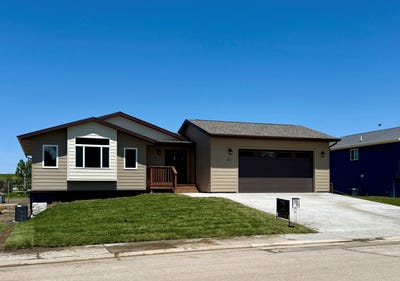 /international/us/833-ridgeview-street-belle-fourche-sd-110099695381/