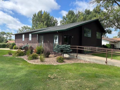 /international/us/120-south-1st-st-new-rockford-nd-110101694348/