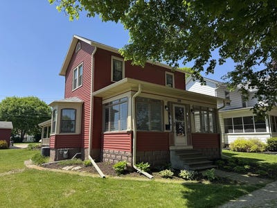 /international/us/208-s-broad-lanark-il-110099390715/