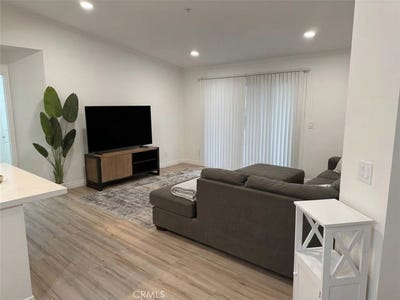 /international/us/2040-las-colinas-cir-corona-ca-110120589655/