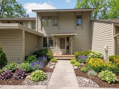 /international/us/10203-scarborough-road-bloomington-mn-110119512458/