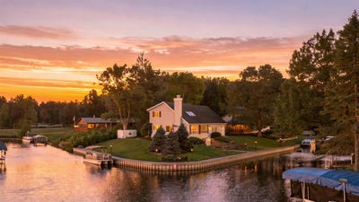 /international/us/w4292-red-oak-court-mauston-wi-110110364017/
