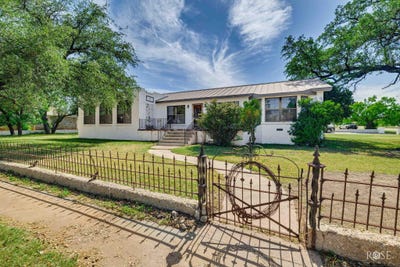 /international/us/302-s-broadway-street-mertzon-tx-110109197904/