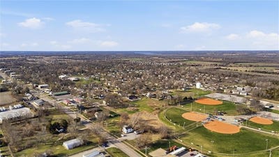 /international/us/807-n-webster-street-spring-hill-ks-110106493953/