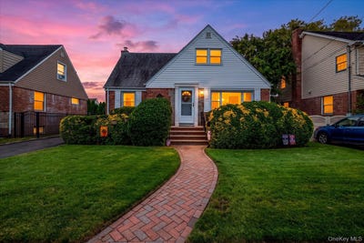 /international/us/87-woods-avenue-malverne-ny-110110295744/