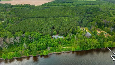 /international/us/w5271-southview-drive-necedah-wi-110100033335/?lang=en