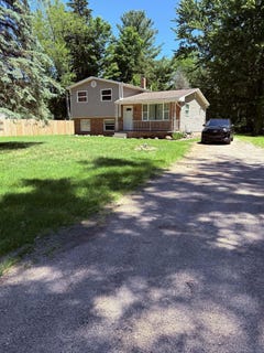 /international/us/8181-bray-road-vassar-mi-110108852103/