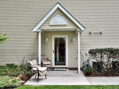 /international/us/25-village-cove-warwick-ny-110108121088/