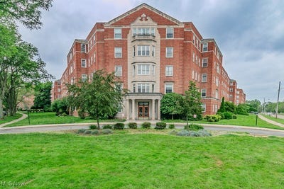 /international/us/13800-fairhill-road-unit-206-shaker-heights-oh-110100316471/
