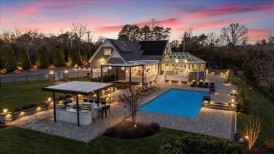 /international/us/19-west-tiana-rd-hampton-bays-ny-110104307900/