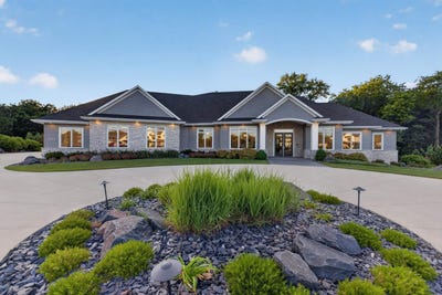 /international/us/1214-lakeshore-drive-cedar-falls-ia-110119330738/