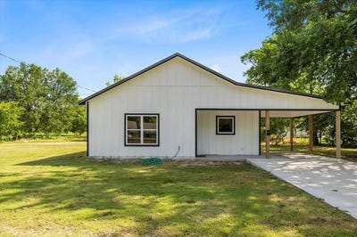 /international/us/108-e-locust-campbell-tx-110100133639/
