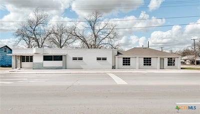 /international/us/305-n-laurent-street-victoria-tx-110101057591/