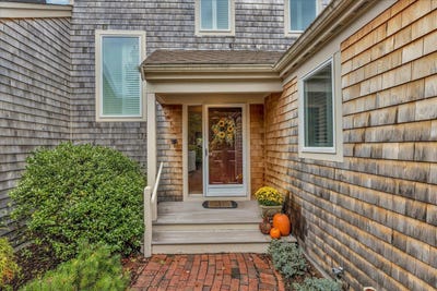/international/us/140-kates-path-yarmouth-port-ma-110120723640/