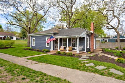 /international/us/118-s-spring-street-douglas-mi-110107961789/
