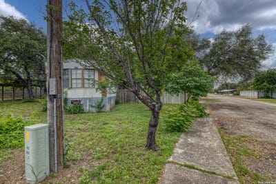 /international/us/403-e-third-st-camp-wood-tx-110108236190/