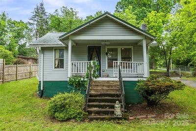 /international/us/220-w-college-street-black-mountain-nc-110100121368/?lang=zh-cn