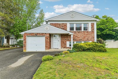 /international/us/319-rockaway-street-islip-terrace-ny-110108356475/