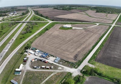 /international/us/4299-lewis-access-road-center-point-ia-110107827584/