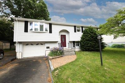 /international/us/18-hollis-st-randolph-ma-110108490502/