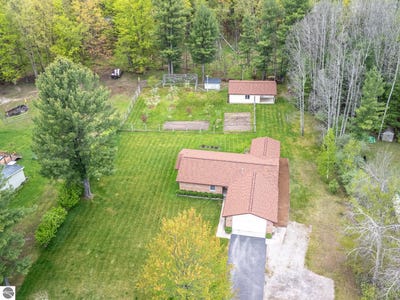 /international/us/5121-bunker-hill-road-williamsburg-mi-110099677690/