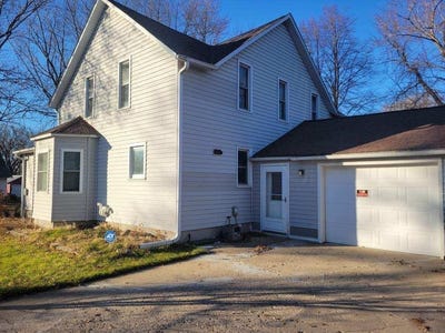 /international/us/411-center-street-ceylon-mn-110103719846/