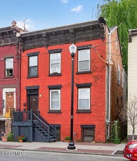 /international/us/240-4th-street-troy-ny-110108253894/