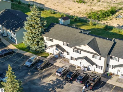 /international/us/3816-vale-drive-traverse-city-mi-110109041780/