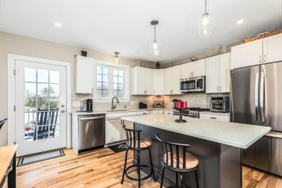 /international/us/42-green-road-newmarket-nh-110106495361/