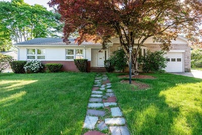 /international/us/64-amherst-road-cranston-ri-110108197130/