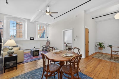 /international/us/2-main-street-biddeford-me-110107401477/