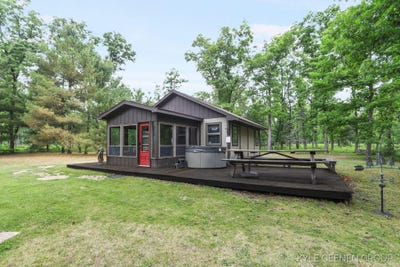 /international/us/9228-s-star-lake-drive-baldwin-mi-110100943817/