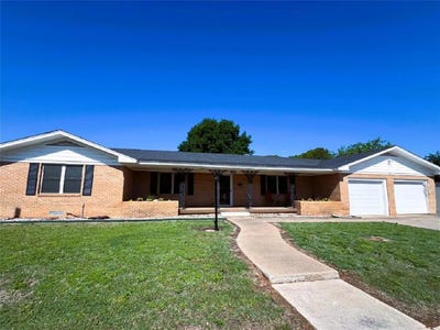 /international/us/211-s-crockett-henrietta-tx-110107745514/
