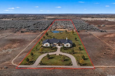 /international/us/1895-county-road-448-stockdale-tx-110105703751/
