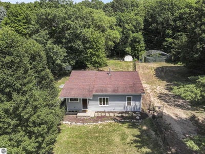 /international/us/3760-five-mile-road-traverse-city-mi-110101153087/