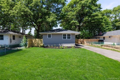 /international/us/43-grand-avenue-shirley-ny-110108552192/