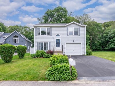 /international/us/75-canning-street-cumberland-ri-110108959373/