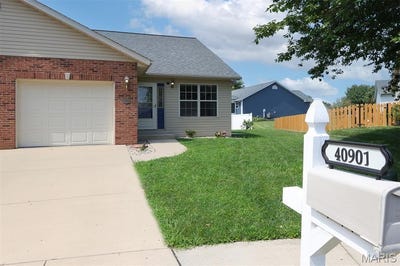 /international/us/10904-upland-terrace-drive-lebanon-il-110101195355/