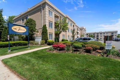 /international/us/54-school-street-westbury-ny-110108296509/
