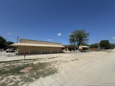 /international/us/501-504-w-el-paso-st-brackettville-tx-110093405722/