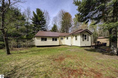 /international/us/6250-keffer-road-kingsley-mi-110107553040/