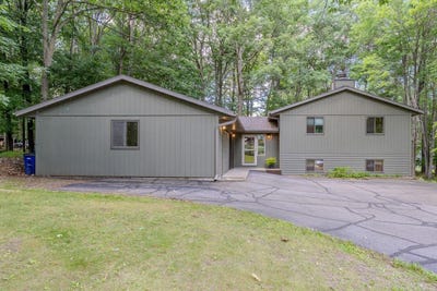 /international/us/152660-parrot-lane-wausau-wi-110100841572/