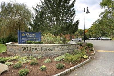 /international/us/44-route-25-a-smithtown-ny-110108880533/