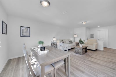 /international/us/206-golf-links-road-middletown-ny-110108176175/
