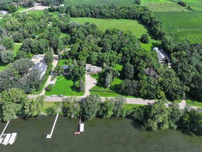 /international/us/15290-250th-ave-spirit-lake-ia-110101231525/